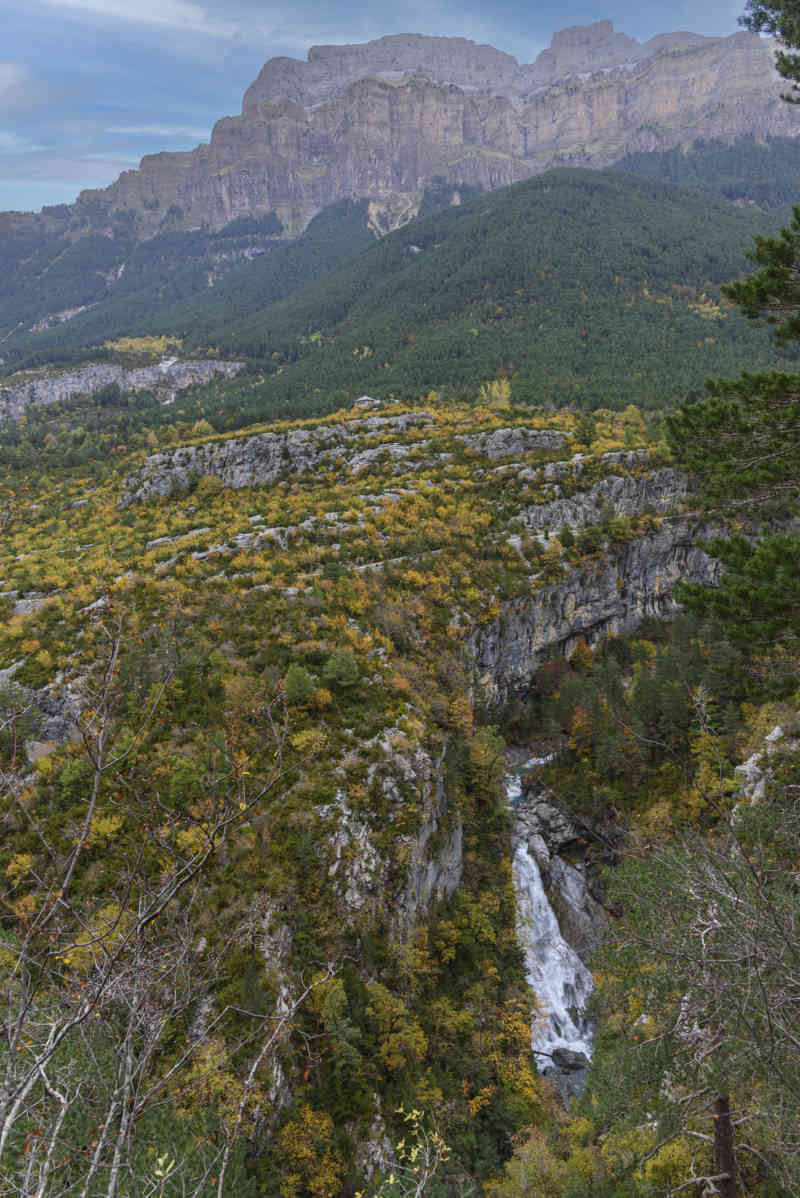 Huesca - parque nacional de Ordesa y Monte Perdido - valle de Ordesa 73 - cascada de Molinieto.jpg